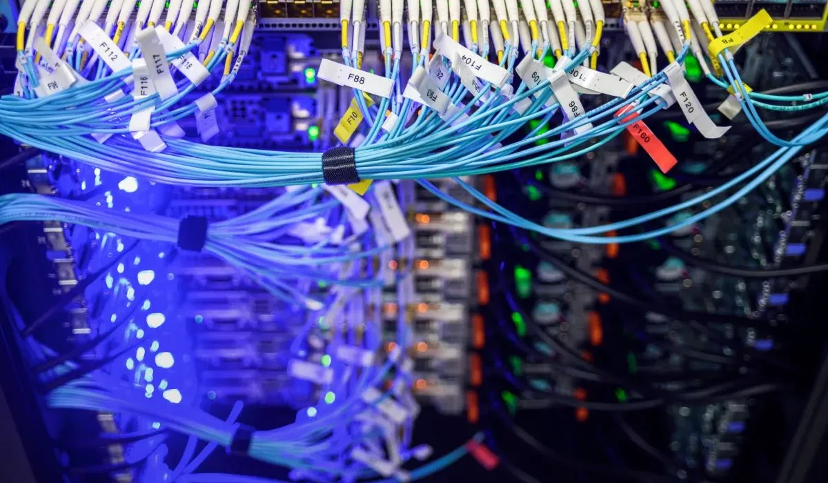 Professionelle Firewall im Serverschrank sichert die Produktions-IT eines Handwerksbetriebs in Oberbayern vor Cyberangriffen.