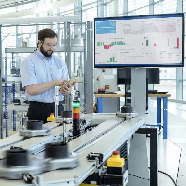 Industrieller WLAN-Access-Point an der Decke einer Fertigungshalle in Oberbayern für ein stabiles und sicheres Netzwerk.