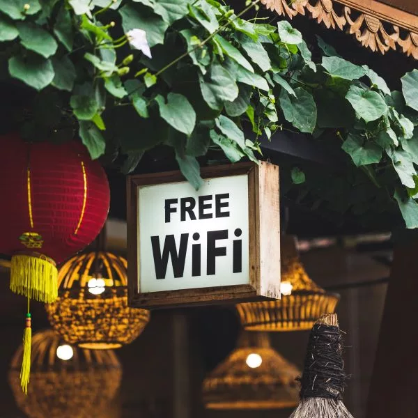 Symbol für Cyber-Risiken im Hotel durch unsicheres WLAN und komplexe Anforderungen der DSGVO und KassenSichV.