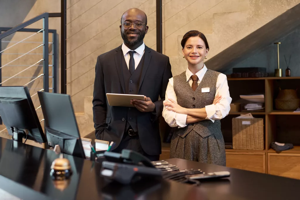 Grafik zur PMS und POS Integration, die reibungslose, automatisierte Abläufe in der Hotel-IT darstellt.