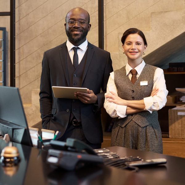 Grafik zur PMS und POS Integration, die reibungslose, automatisierte Abläufe in der Hotel-IT darstellt.