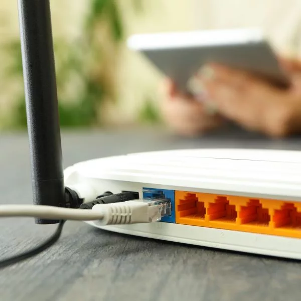 IT-Experte von SystemExpertise installiert ein sicheres und schnelles Gäste-WLAN in einem Hotel in Garmisch.